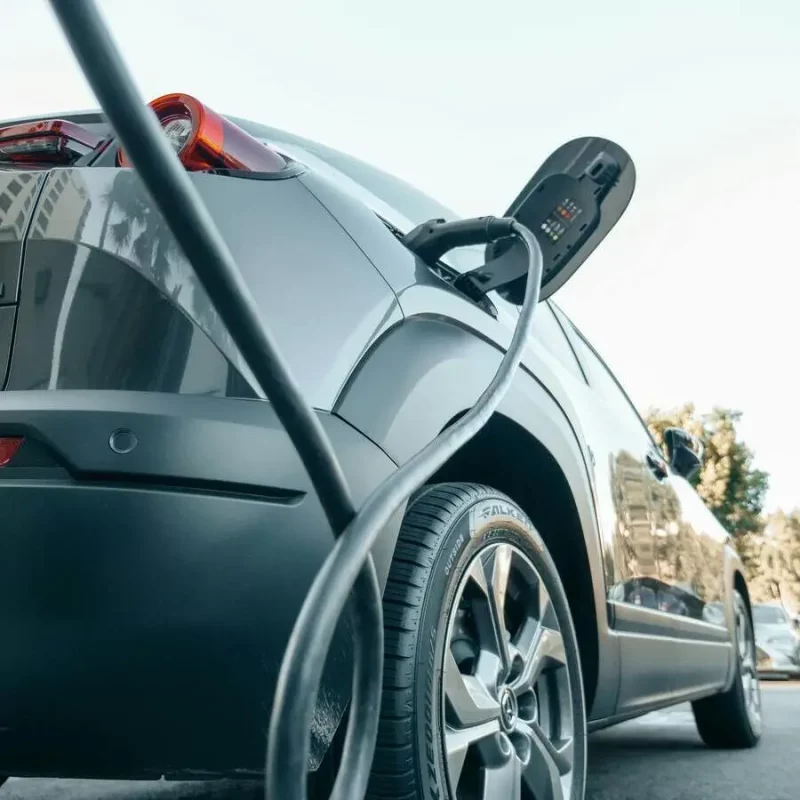 E-Auto-laden-Wallbox Ein E-Auto beim Laden